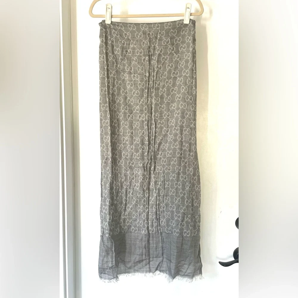 Gucci GG Lightweight wool/silk blend scarf, fringe, grey with white GGs, L, EUC - Picture 9 of 16